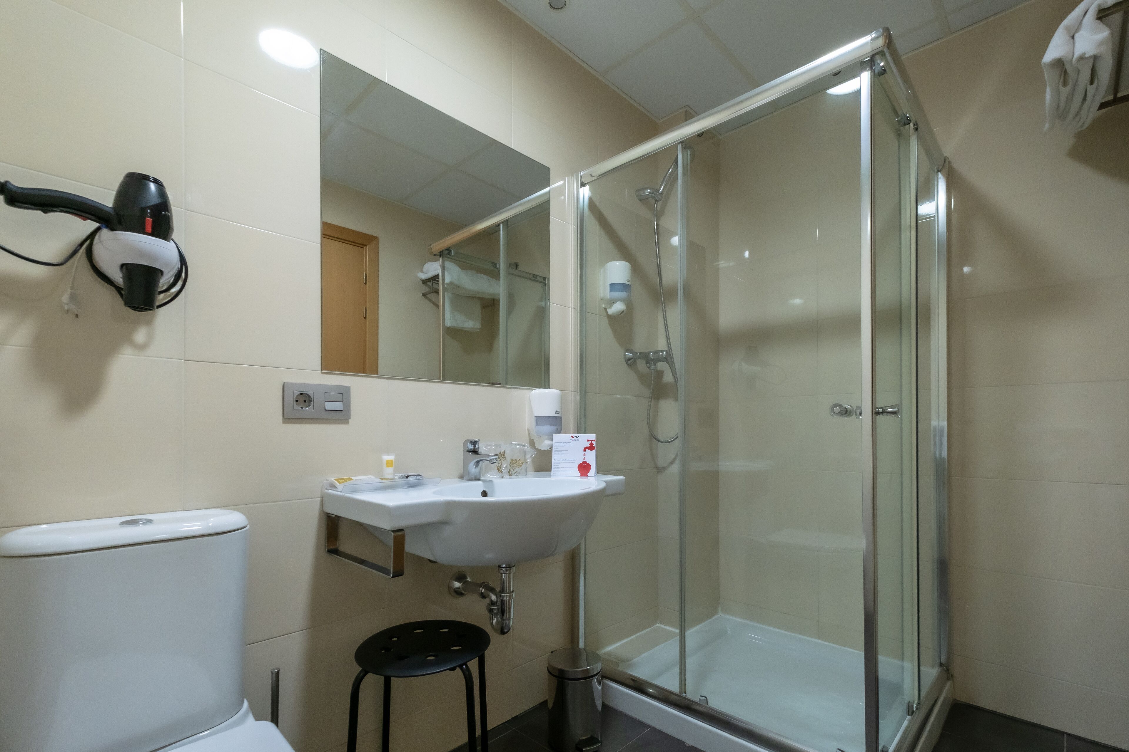 combined shower/bathtub, hair dryer, bidet, towels