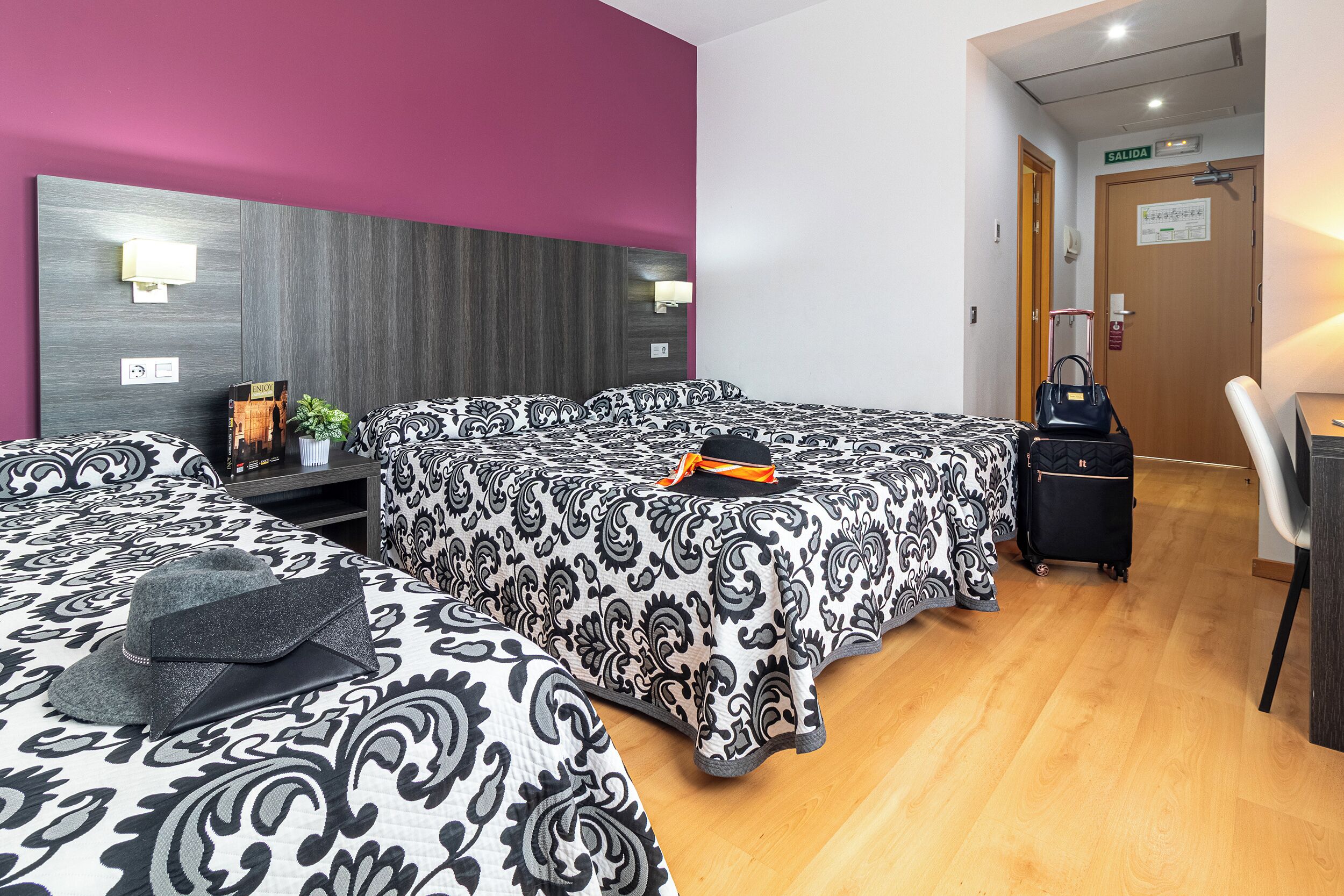 standard double room (2 single beds and 1 extra bed child) | desk, soundproofing, free wifi, bed sheets