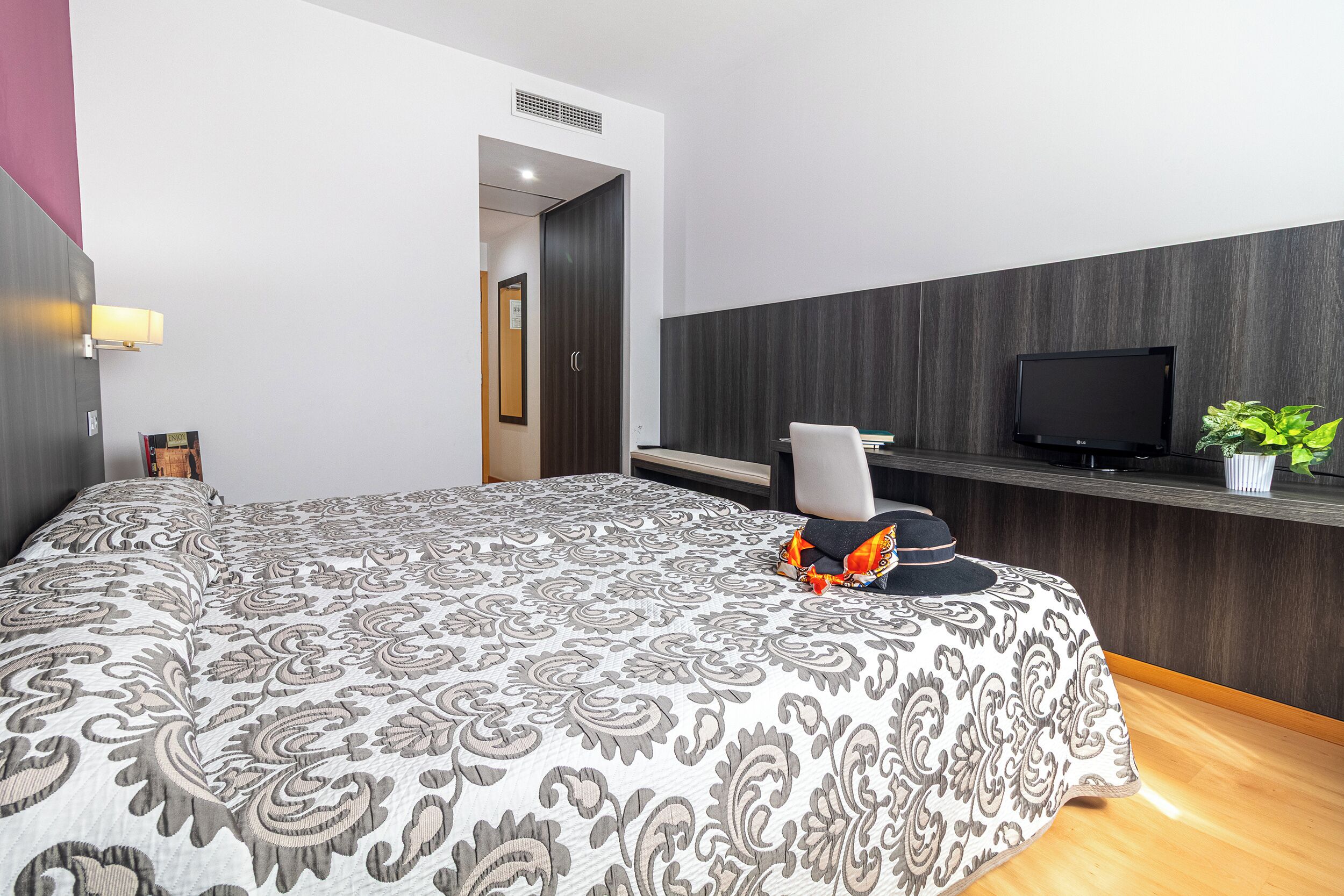 desk, soundproofing, free wifi, bed sheets