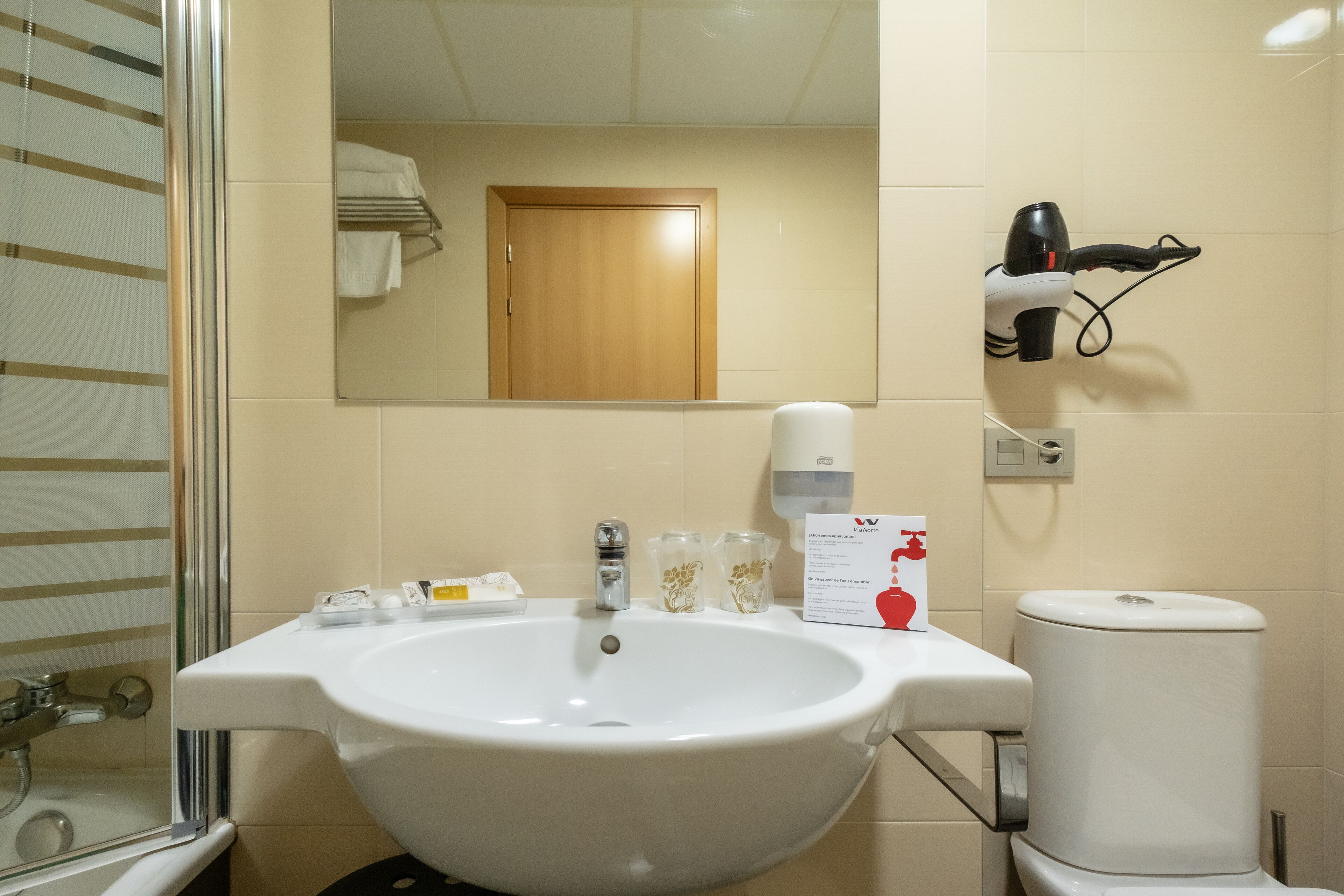 combined shower/bathtub, hair dryer, bidet, towels