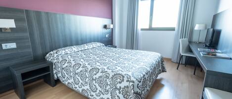 Desk, soundproofing, free WiFi, bed sheets