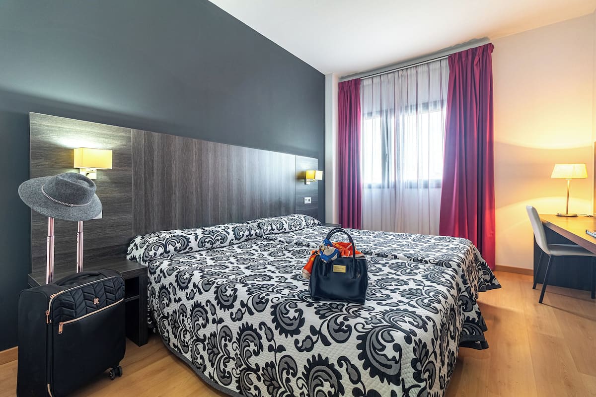 Escritorio, insonorización, wifi gratis y ropa de cama