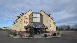 A hotel with a prominent entrance, a large glass facade, and a sign indicating it is a hotel. - Hôtel Champ Alsace Aerodrome (Haguenau)