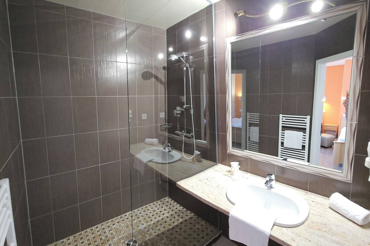 comfort triple room | bathroom | hair dryer, towels