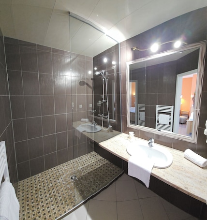 Comfort Triple Room | Bathroom. Hôtel Champ Alsace Aerodrome