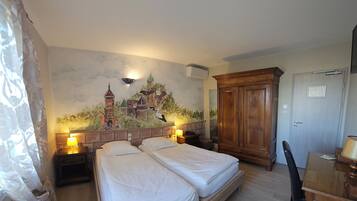 Standard-Zweibettzimmer | Zimmersafe, individuell dekoriert, Schreibtisch, schallisolierte Zimmer