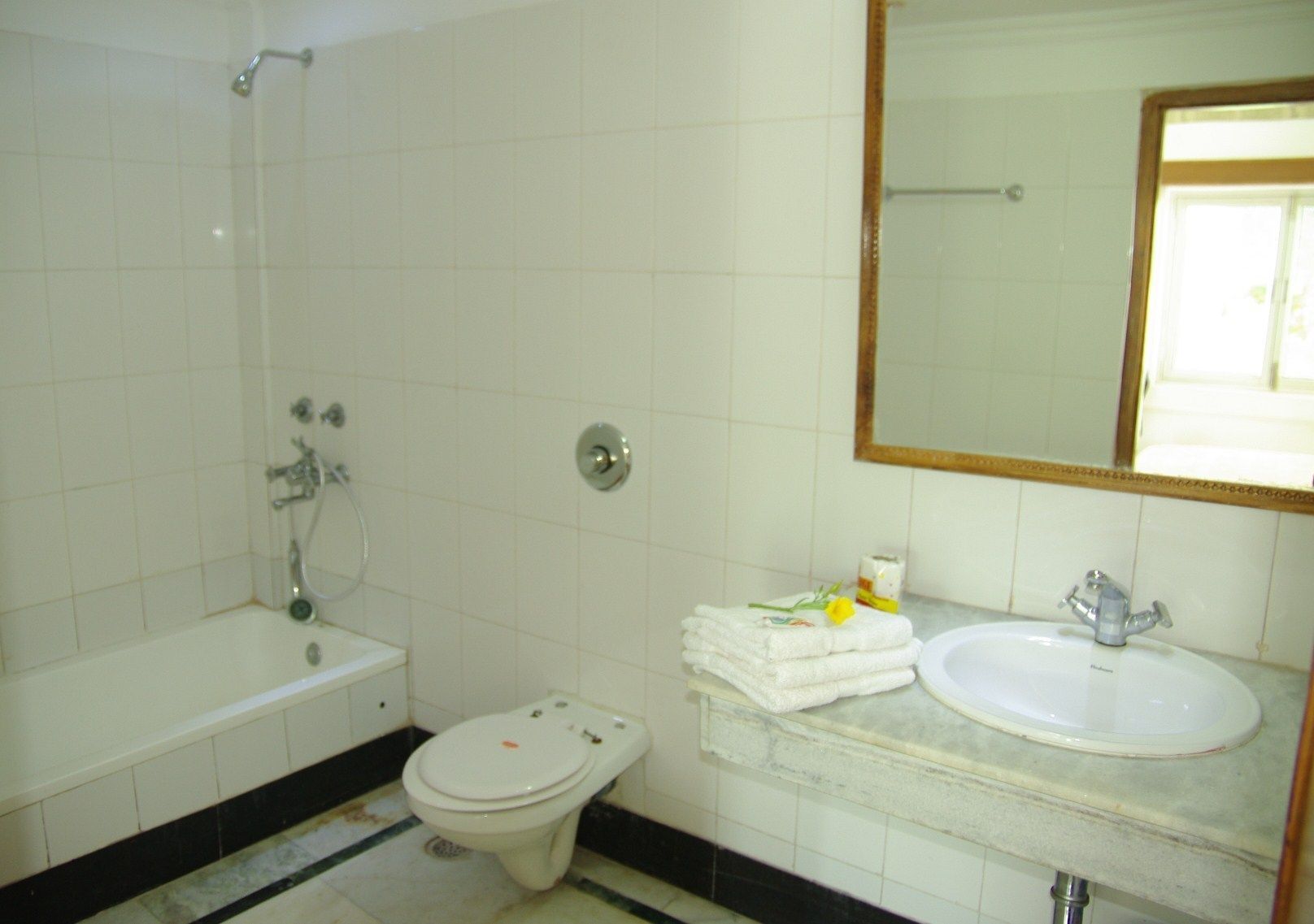 Un baño con bañera, inodoro y lavamanos.