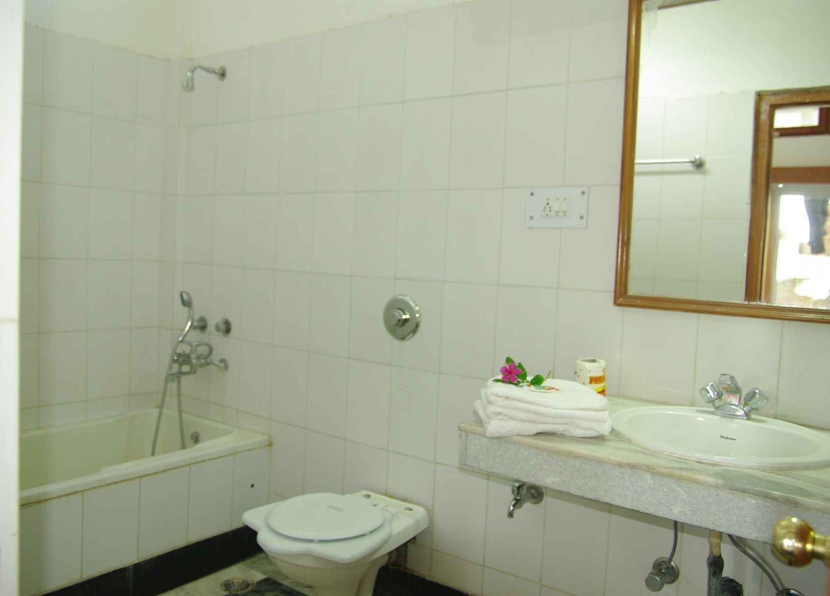 Ein Badezimmer mit Badewanne, Toilette und Waschbecken.