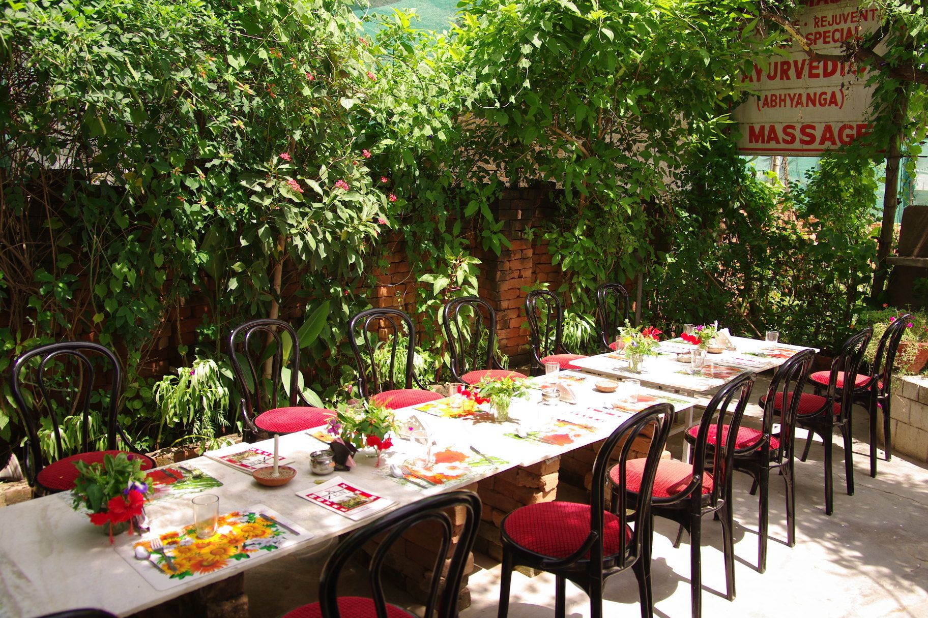 Se sirven desayunos, almuerzos y cenas; con vista al jardín