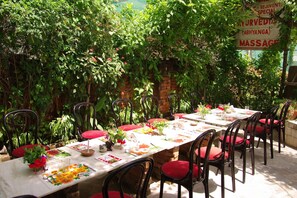 供應早餐、午餐、晚餐;園景