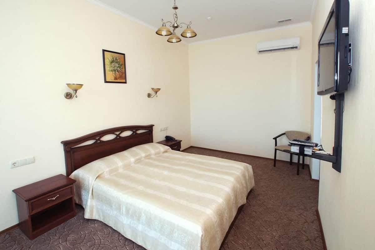 Luxury Room, 1 King Bed | Minibar, in-room safe, desk, blackout drapes