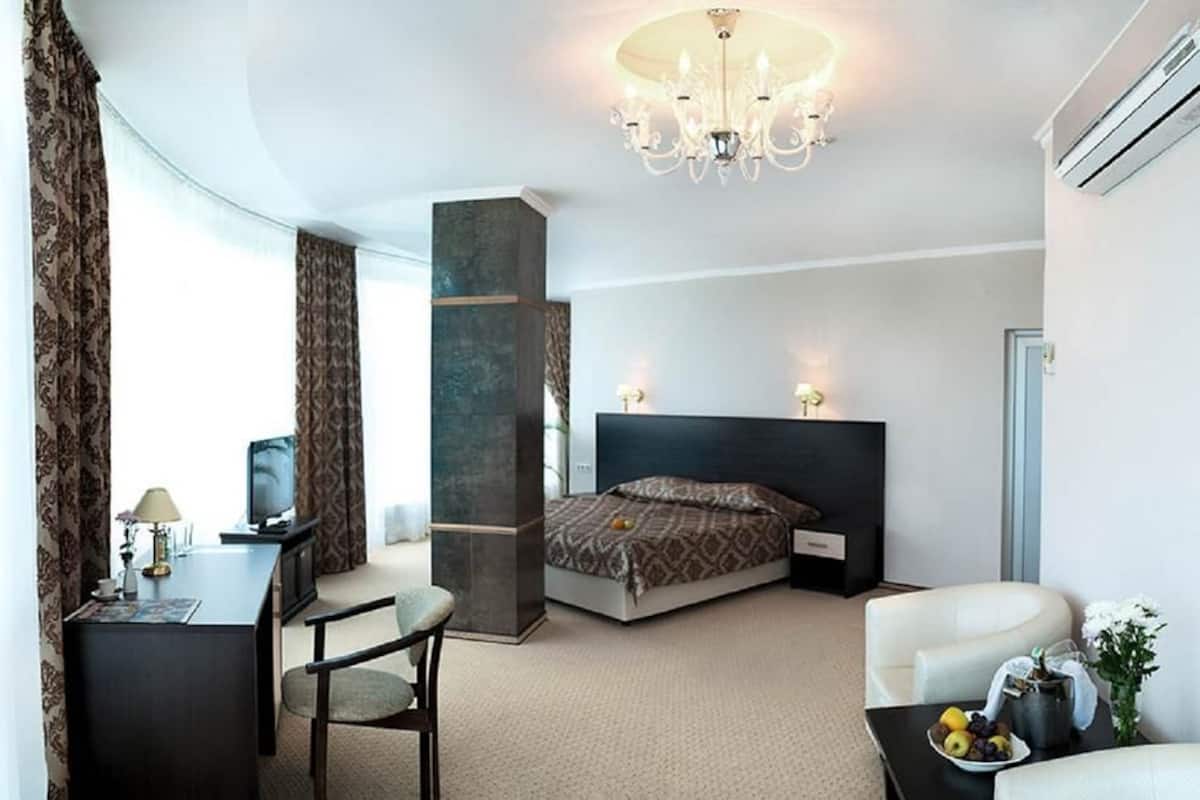 Minibar, in-room safe, desk, blackout drapes