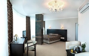 Een minibar, een kluis op de kamer, een bureau, verduisterende gordijnen