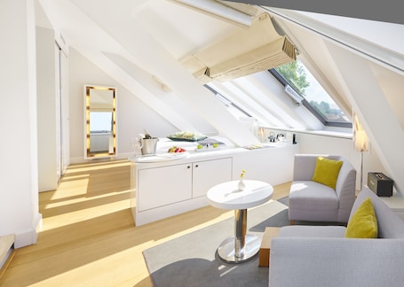 Ropa de cama de alta calidad y minibar con artículos gratuitos . Ketschauer Hof