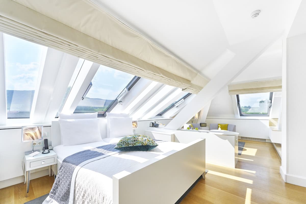 1 bedroom, premium bedding, free minibar, in-room safe