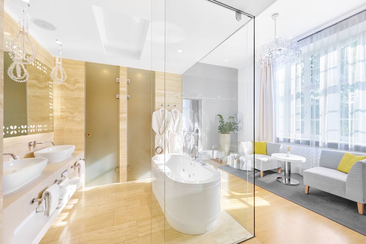 1 bedroom, premium bedding, free minibar, in-room safe