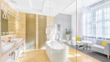 Ropa de cama de alta calidad y minibar con artículos gratuitos