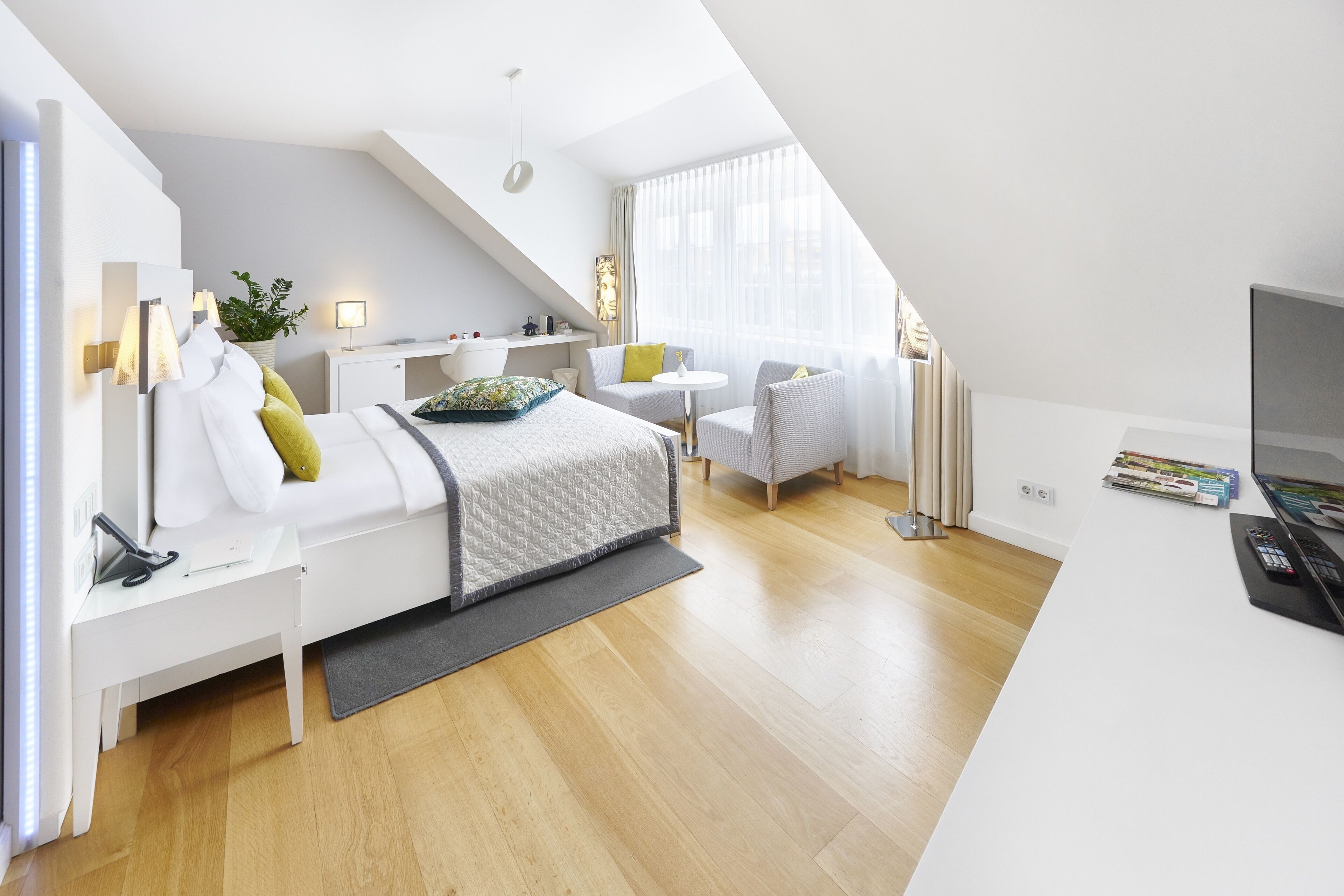 1 bedroom, premium bedding, free minibar, in-room safe