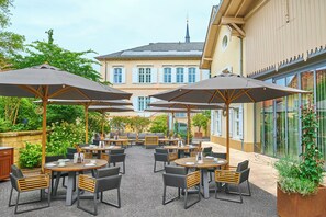 2 restauranter, lunsj og middag serveres, franske retter