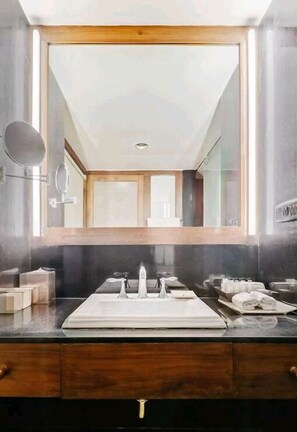 Deluxe Double Room, 1 Bedroom, River View | Bathroom | Shower, free toiletries, towels