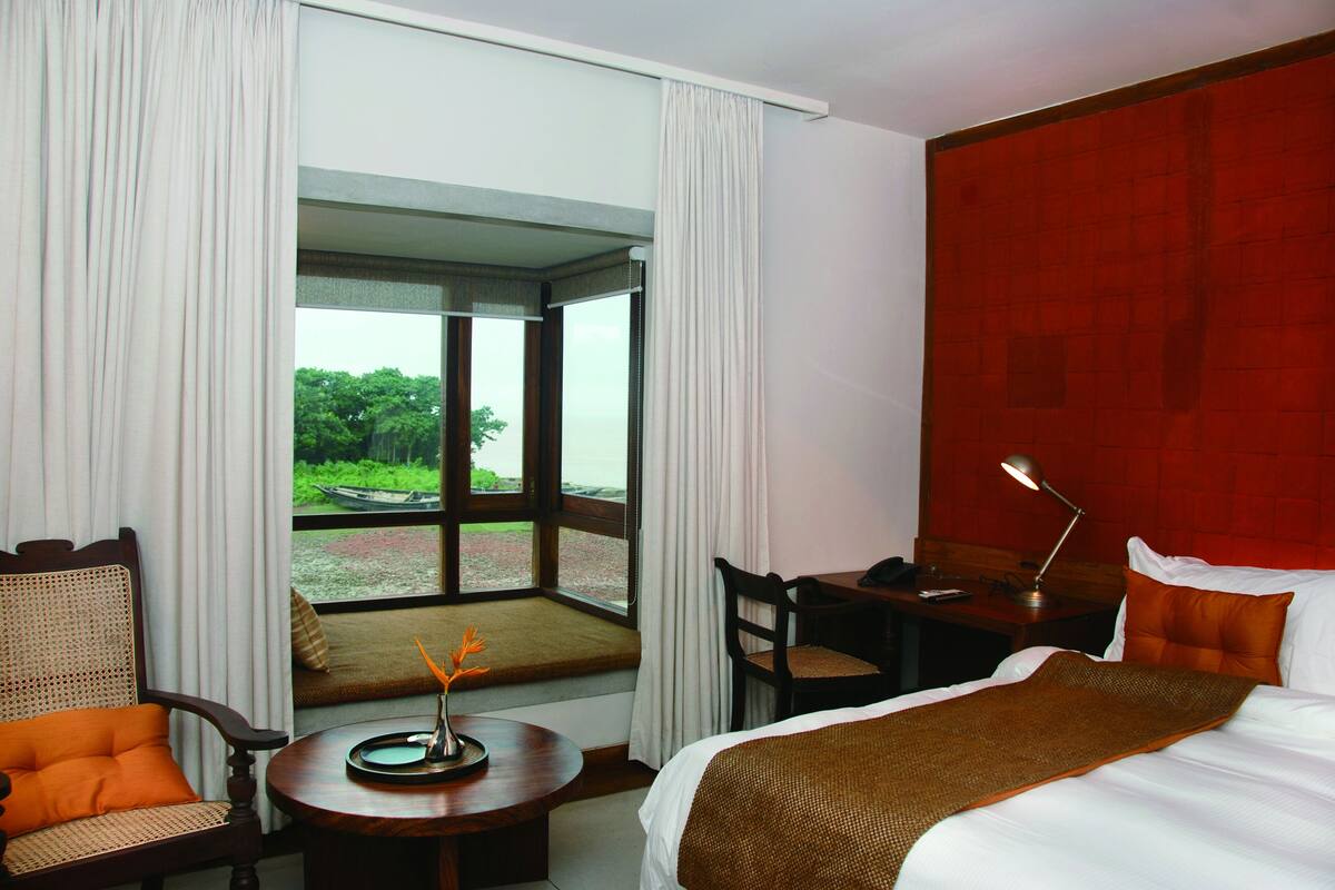 Deluxe Double Room, 1 Bedroom, River View | Premium bedding, minibar, in-room safe, desk