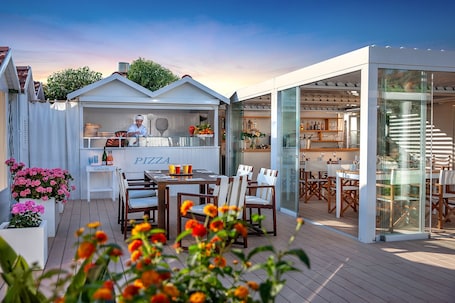 3 间餐厅,供应午餐、晚餐和早午餐,意大利菜