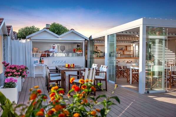 3 restaurants servant le déjeuner et le dîner, plats Cuisine italienne