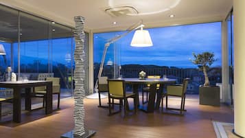 3 restaurantes; se sirve almuerzo, cena y brunch; cocina italiana