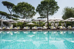 室内游泳池，季节性开放的室外游泳池，免费小屋，日光浴躺椅