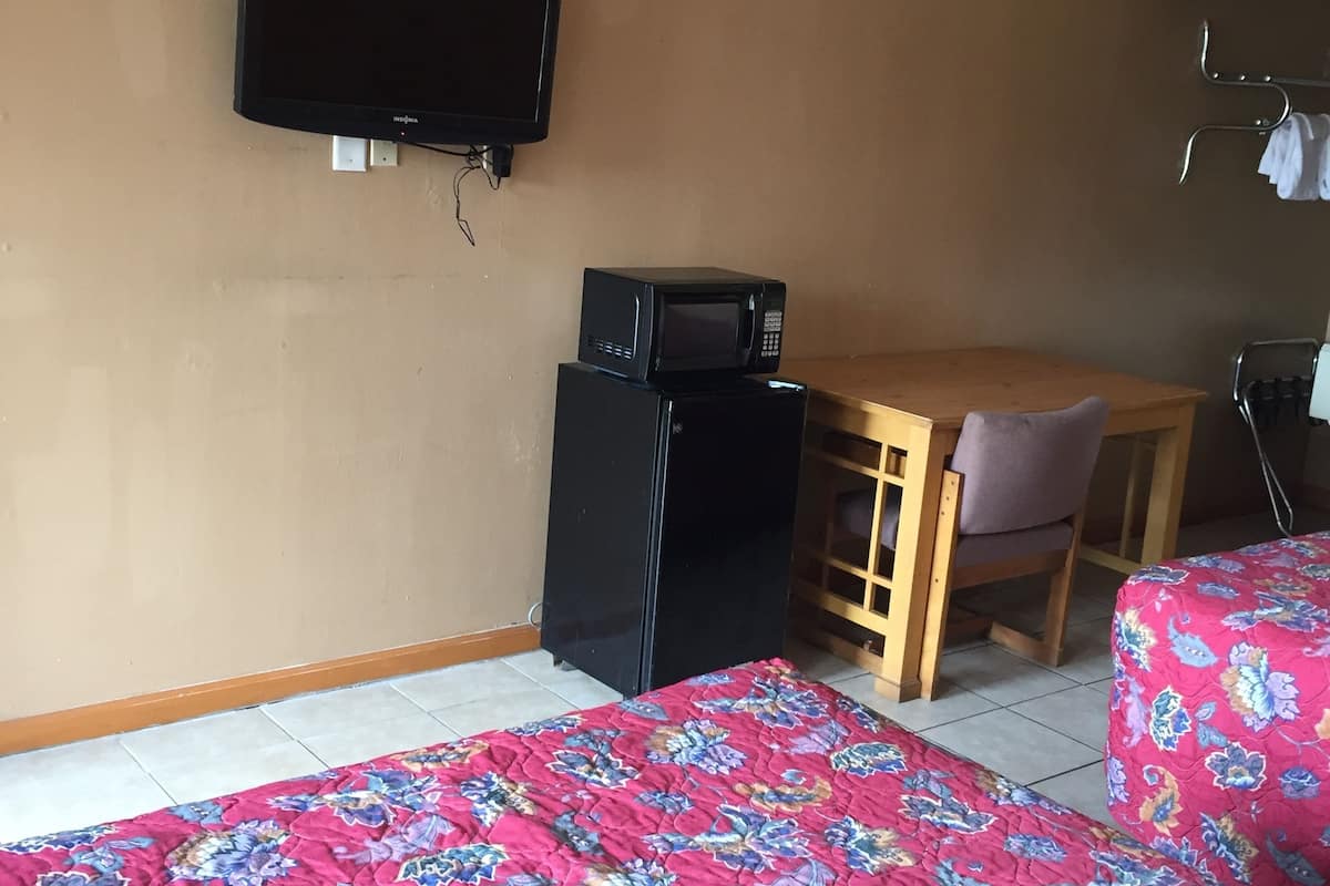 Double Room, Smoking | Dihias secara berasingan, dilengkapkan perabot secara berasingan, meja