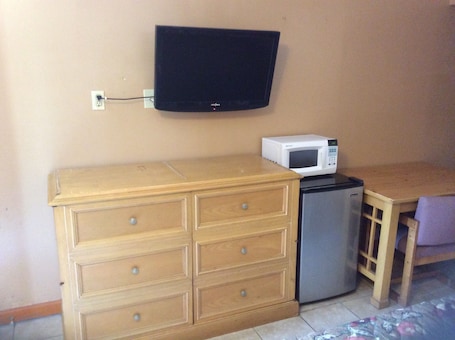 Standard Room, 1 King Bed, Non Smoking | Individually decorated, individually furnished, desk, blackout drapes. Budget Inn And Suites