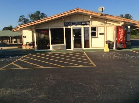 Exterior. Budget Inn And Suites
