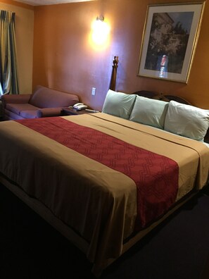Individually decorated, individually furnished, desk, blackout curtains - Budget Inn And Suites (Abbeville)