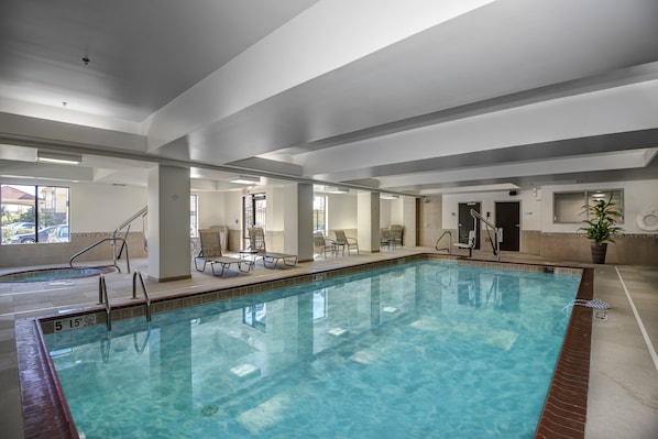 Piscina interna, funciona das 9h às 22h, espreguiçadeiras