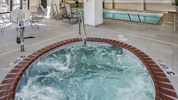 Inomhuspool med öppettider 09.00 till 22.00, och solstolar