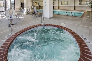 Una piscina techada, sillones reclinables de piscina
