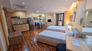 Studio Premier | In-room safe, desk, blackout curtains, iron/ironing board