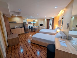 Studio Premier | In-room safe, desk, blackout drapes, iron/ironing board
