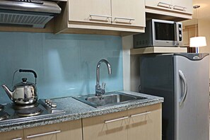ベーシック スタジオ (Prime) | 専用簡易キッチン | 小型冷蔵庫、調理器具と食器