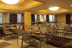 Café da manhã, almoço e jantar; local e internacional