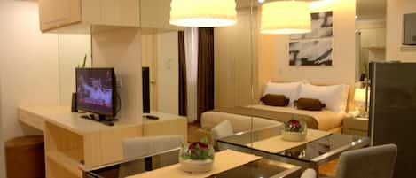 Studio Premier | In-room dining