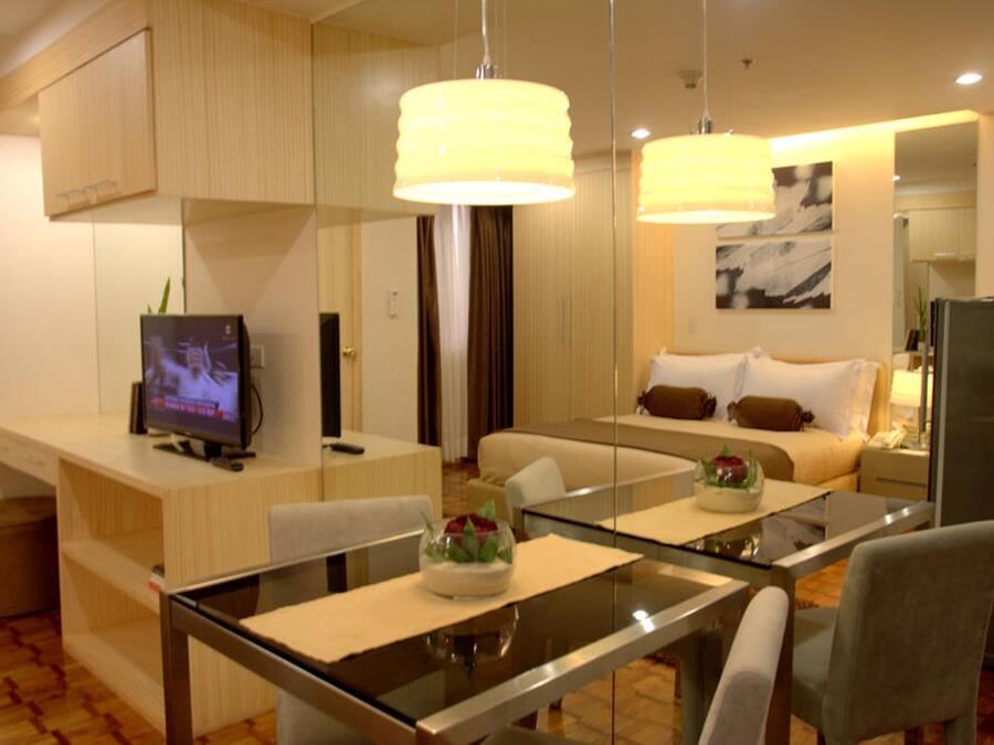 Studio Premier | In-room dining