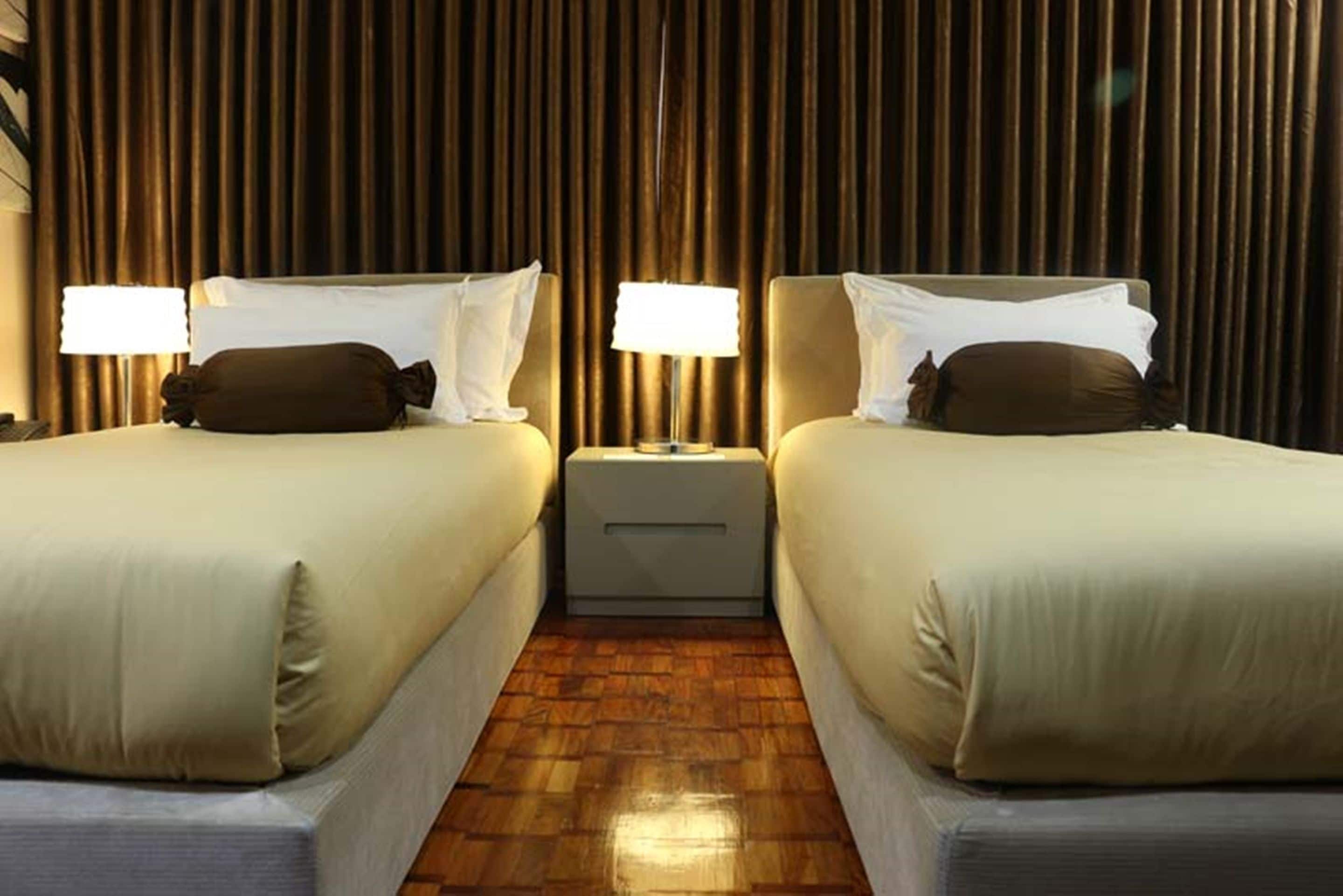 Estudio básico (Premier) | Caja fuerte, escritorio, cortinas opacas y tabla de planchar con plancha