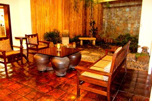Área de estar no saguão