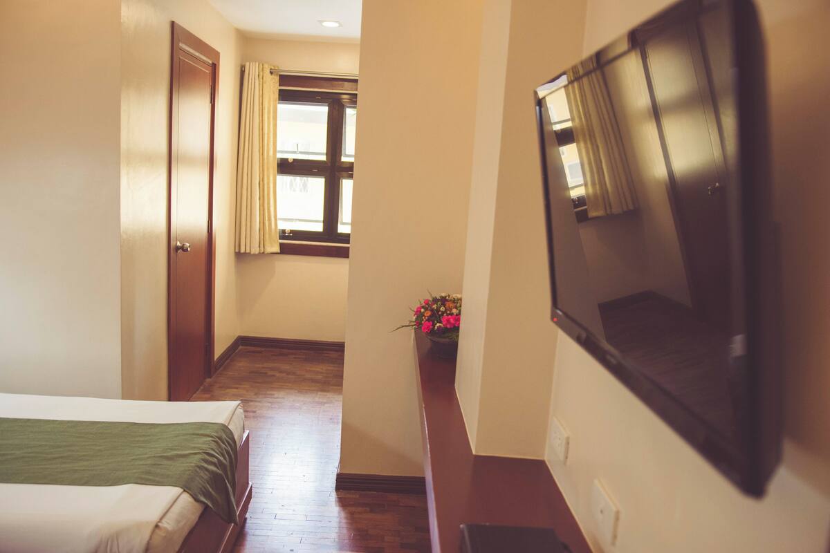 standard non-air-conditioned room