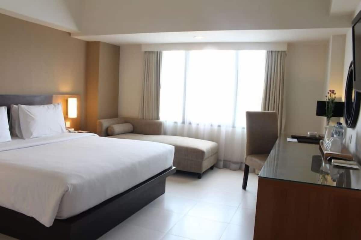 Premium bedding, in-room safe, desk, laptop workspace