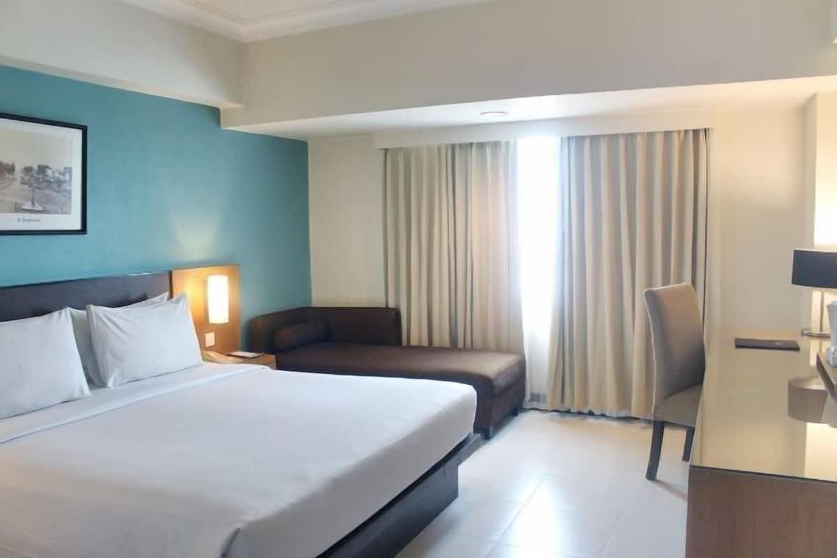 Premium bedding, in-room safe, desk, laptop workspace