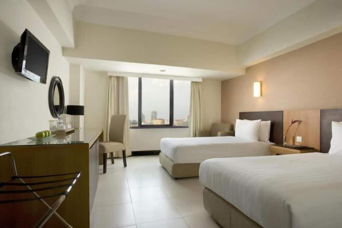 Premium bedding, in-room safe, desk, laptop workspace