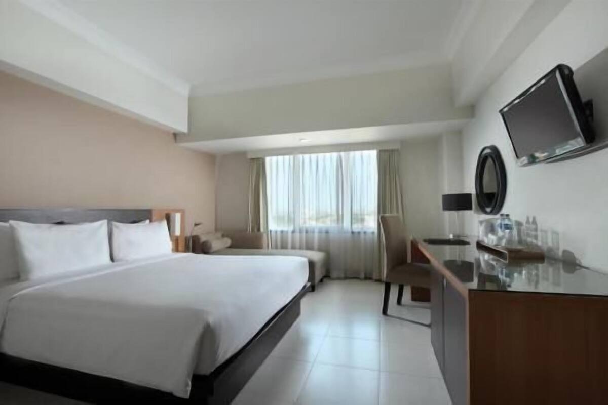 Premium bedding, in-room safe, desk, laptop workspace