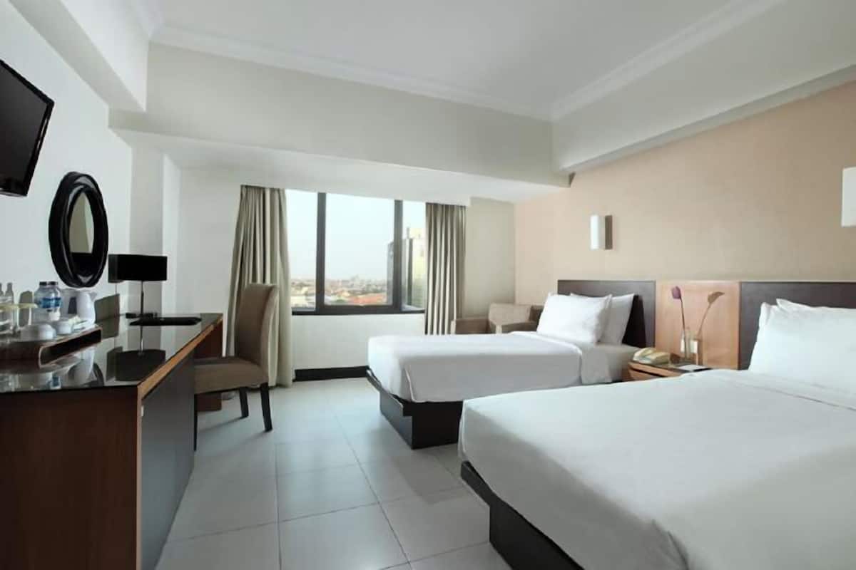Premium bedding, in-room safe, desk, laptop workspace